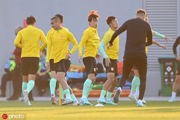 黄健翔：国足因为前几天播出的反腐节目而倍感压力情绪低落