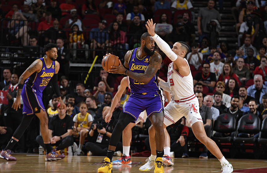 湖人34分惨败真因：詹姆斯18+6提前投降 浓眉伤停禁区失守三分狂打铁