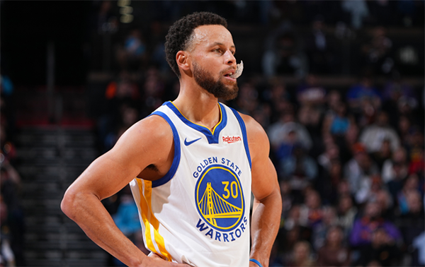 库里怒踢椅子瞬间曝光！上场后被太阳16-5打崩溃：暴怒宣泄情绪