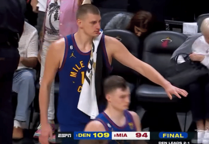 约基奇大笑庆祝：掘金双星同砍30+三双历史首现 比肩OK组合太狠