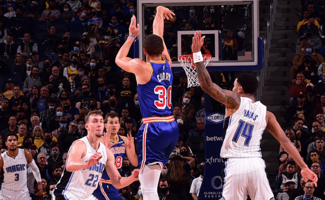 维金斯变身勇士神射手！8记三分生涯新高！库里有望3场超越雷阿伦