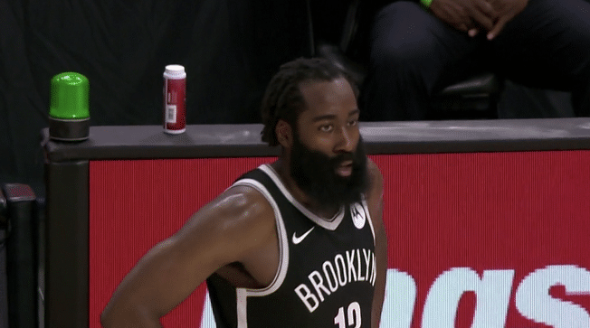 44+14+8+6犯！哈登再创纪录，单核击溃活塞+大口喘气太不容易