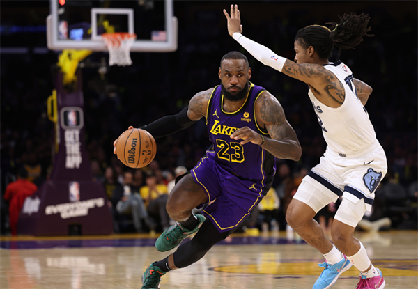 詹姆斯32+7惨遭4连败：遭戳眼跪地不起 末节崩盘13战10负太扎心