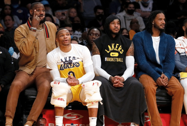 曝詹姆斯有望本周复出！湖人官宣缺战雄鹿，或因伤连歇8场后重返赛场