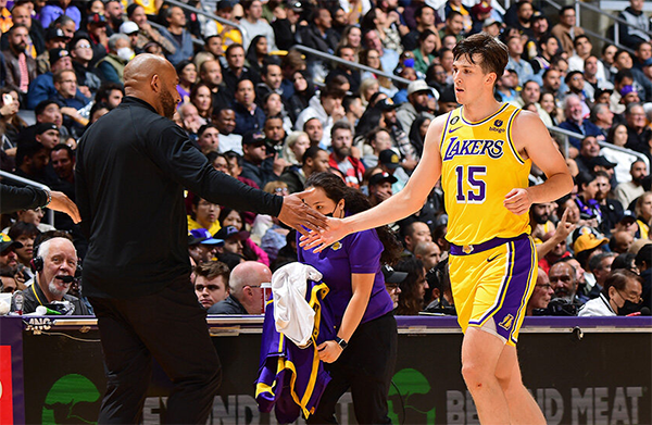 揭秘湖人变阵内幕：哈姆征求全队同意 约谈里夫斯并承诺保障上场时间