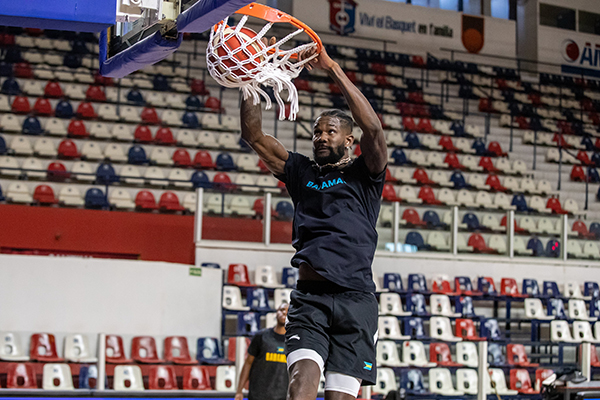 巴哈马41分大胜！艾顿22+10多次暴扣 戈登希尔德命中8记三分