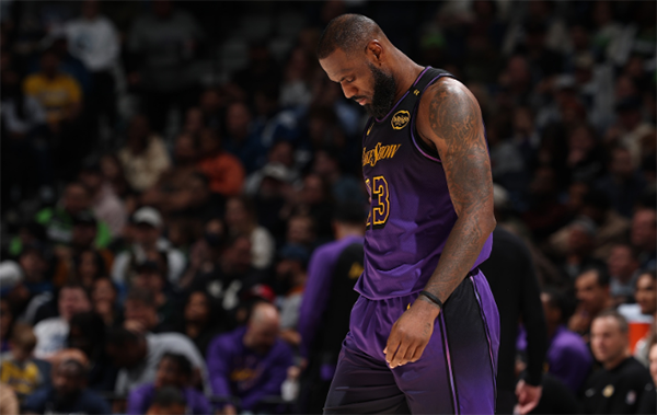 詹姆斯失意退场与杨绝杀狂欢：篮球赛场的两极众生相