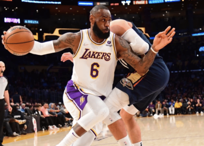 湖人28分惨败最大原因！老詹遭狂嘘沮丧离场，湖人老板的反应太真实