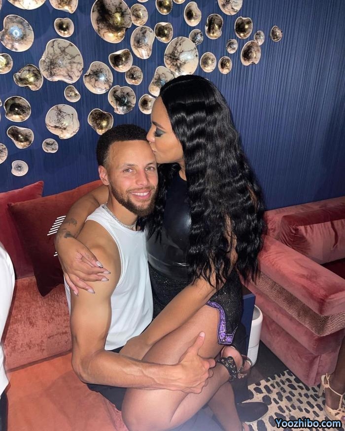 库里和阿耶莎都更新社交媒体秀恩爱