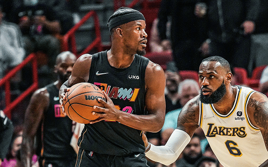 周琦躺枪！霍顿塔克致命失误，湖人无缘逆转，边线球成无解难题