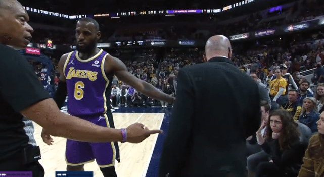 詹皇举报球迷后续！NBA官方发声，名记：预计两人不会终身禁止观赛