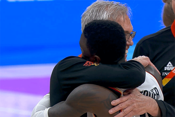 德国夺冠主帅瘫坐喜极而泣！施罗德高举奖杯庆祝 对手多人抱头痛哭