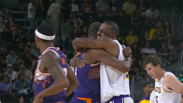 詹眉起身成看客，原是球迷拒还球引冲突，杜兰特爆粗赶人