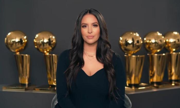 送加索尔拥抱，瓦妮莎露肩抢镜，身材傲人，护花使者入住科比豪宅