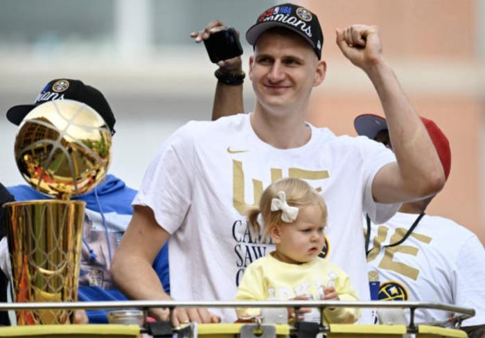 掘金夺冠游行现场画面：约基奇家人遭误伤 马龙抹眼泪+众将赤膊狂欢