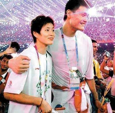 连美女球员劳伦都主动示爱，叶莉当年为何还多次拒绝姚明的追求？