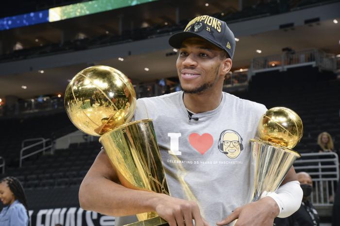 夺冠后心态变了！字母哥为何想和詹姆斯库里同队？