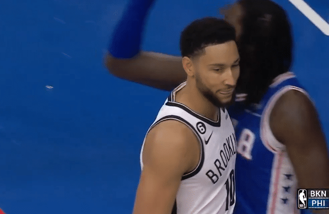 西蒙斯首次重返费城遭狂嘘：欧文示意球迷闭嘴 球馆内外都增加警力