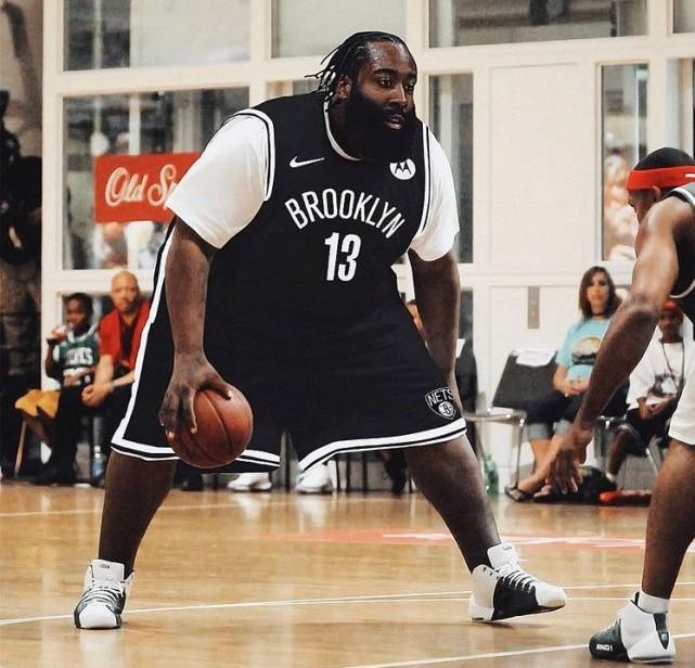 哈登这图火了！5年后大胡子会胖成这样？球迷调侃：布鲁克林云梯