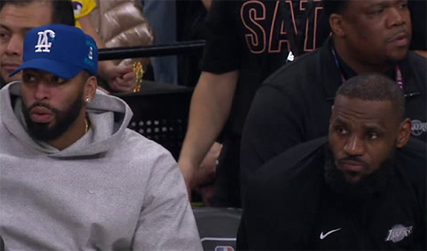 湖人惨败！詹姆斯赛后谈人员不整，面部三次被打：有点头疼