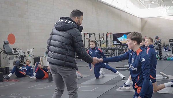 阿莫林对曼联球员称 “要踢得快乐”，B 费暗示新帅需适应