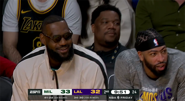 詹姆斯和女老板聊天内容曝光：祝贺她们节日快乐 珍妮靠其肩上引热议