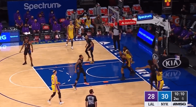 速度太快了！罗斯转身加速大帽湖人新援，篮下1V2摘板拼劲十足