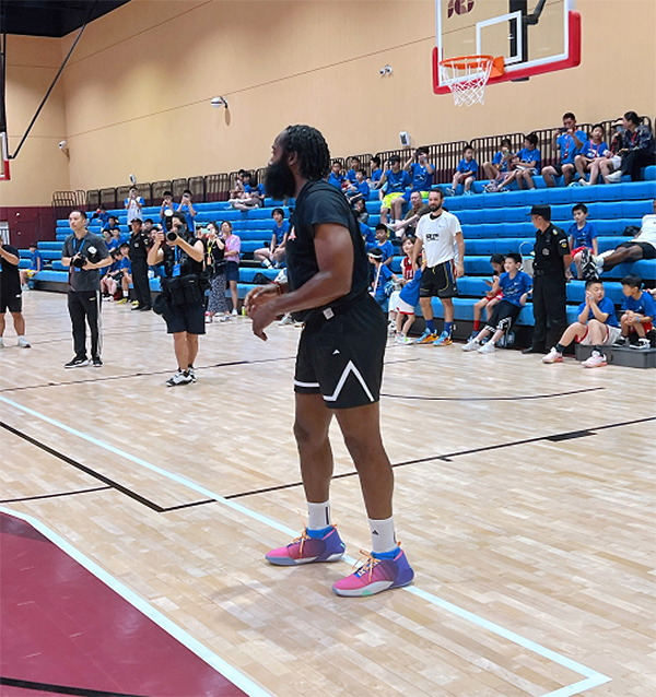 哈登抵达北京！早起训练疯狂流汗，中国队太自律，经纪人盛赞