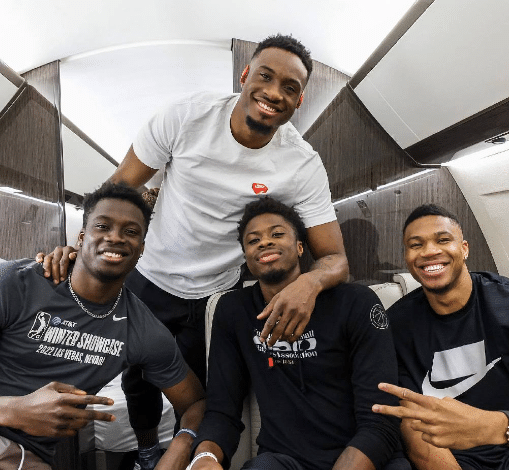 字母哥中国行！被喊MVP心情大好，与球迷打招呼，送暖心签名