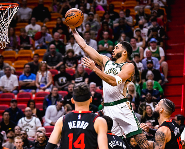 绿军三巨头71+28拒逆转！布朗恶犯引冲突 热火连遭伤病两人伤退