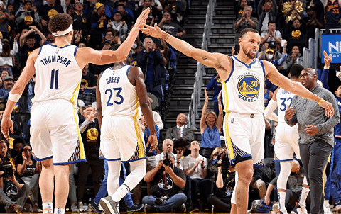 晋级概率超90%！勇士临时主帅12战全胜，库里调侃逗乐记者