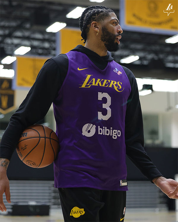 詹姆斯因伤缺战勇士！湖人众将备战勇士后飞往湾区：浓眉严肃八村抢镜