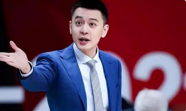 名记曝杨鸣婚变，和妻子对簿公堂？7时，杨鸣妻子回应，11字表态