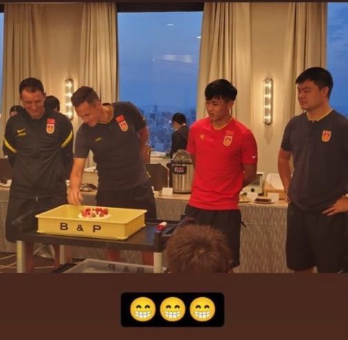 吃蛋糕！国足选拔队为戴伟浚庆祝23岁生日