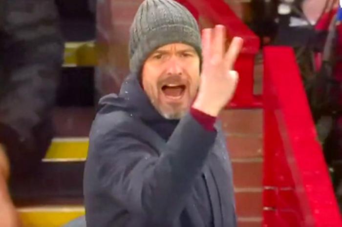 滕哈格试图激励曼联进7球！戴帽指挥原因曝光，赛后夸全队有性格