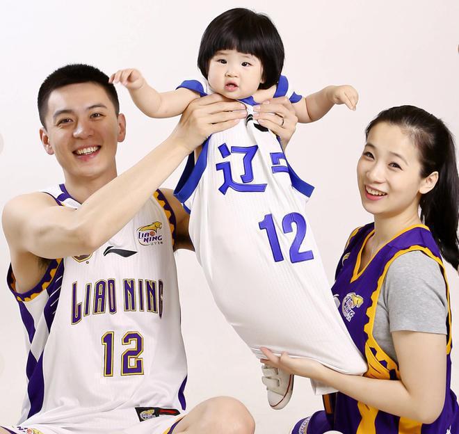 莫兰德曝杨鸣意中人，曝新疆故意输球躲广东，辽篮球迷手撕郭艾伦