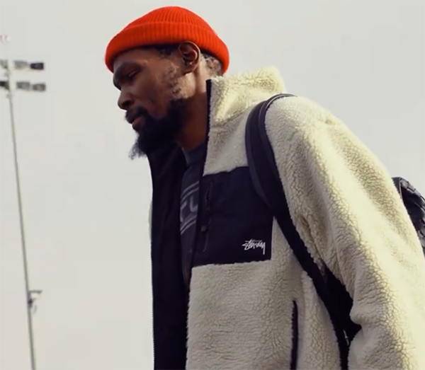 太阳飞往洛杉矶！杜兰特小跑登机小红帽抢镜 比尔伤停杜布率队战湖人