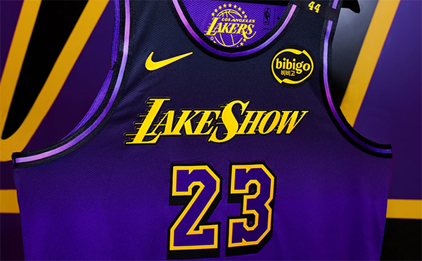 湖人新版球衣亮相，勒布朗-詹姆斯展霸气风范