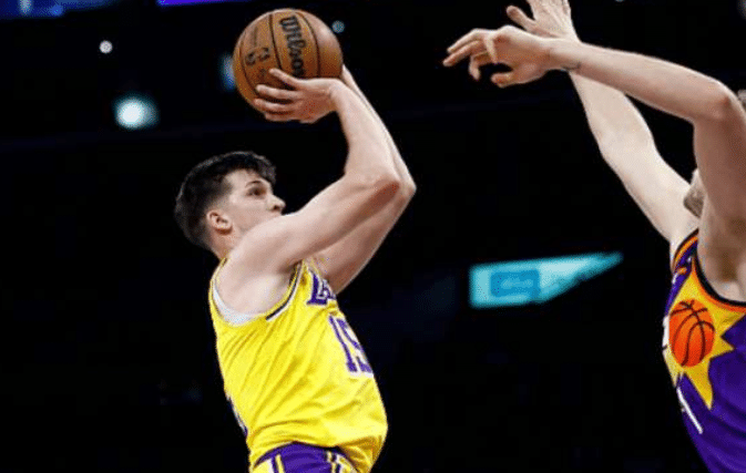 里夫斯25+11又创纪录：完胜保罗尽享球星待遇 今夏大合同稳了