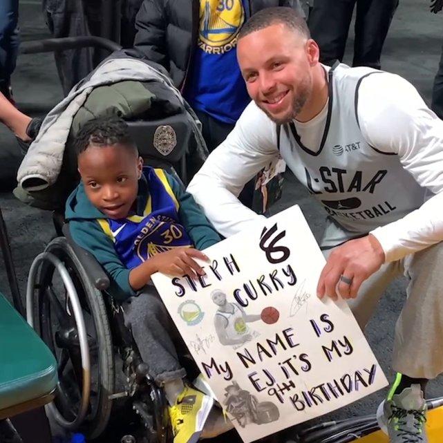 勇士三大球星抢镜！库里送温暖追梦享受嘘声 维金斯连中半场三分