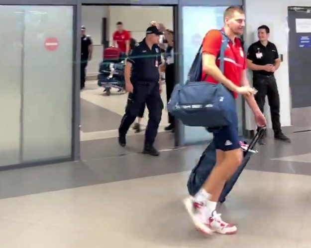 约基奇携塞尔维亚铜牌归来，喝酒看赛马两不误