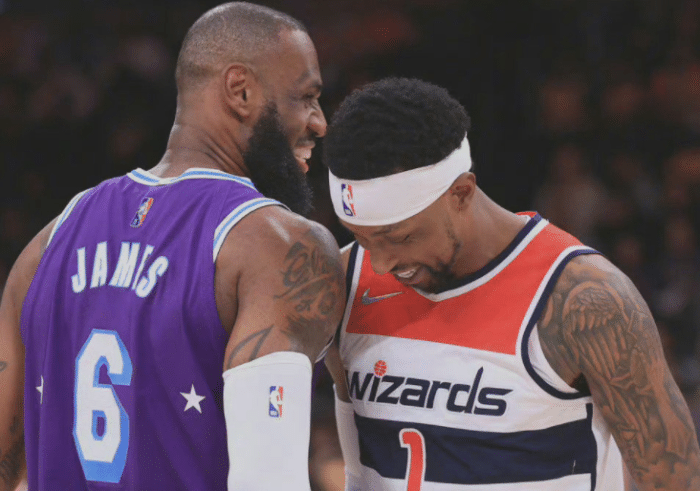 历史第二！恭喜詹姆斯，所有人起立欢呼，场边美女球迷小眼神抢镜