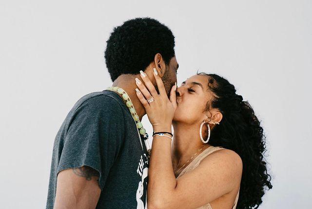 画风突变！欧文晒合影示爱女友：没什么比和你一起度过人生更美好