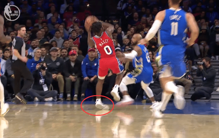 突发！76人新星崴脚一瘸一拐离场 哈登还未痊愈又伤一大主力