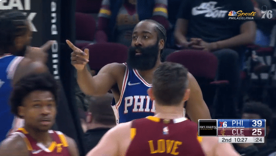 哈登两双客场遭狂嘘，恩比德35+17创纪录！三巨头81分拒绝逆转