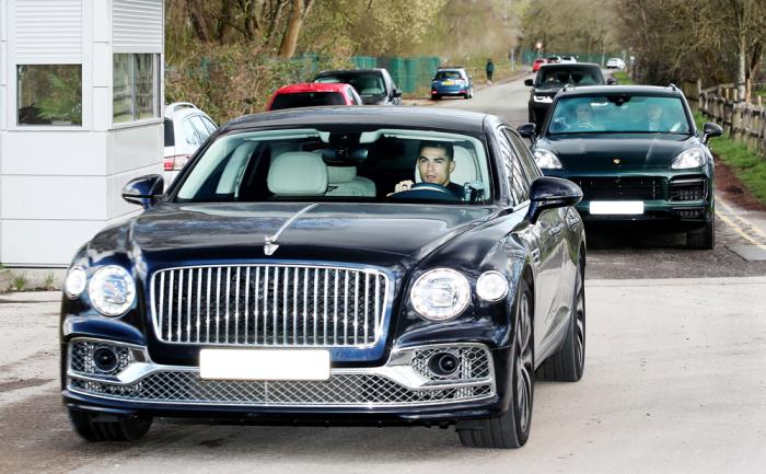 C罗领衔曼联球星重返训练场，备战莱斯特城！铁腰证实更衣室不快