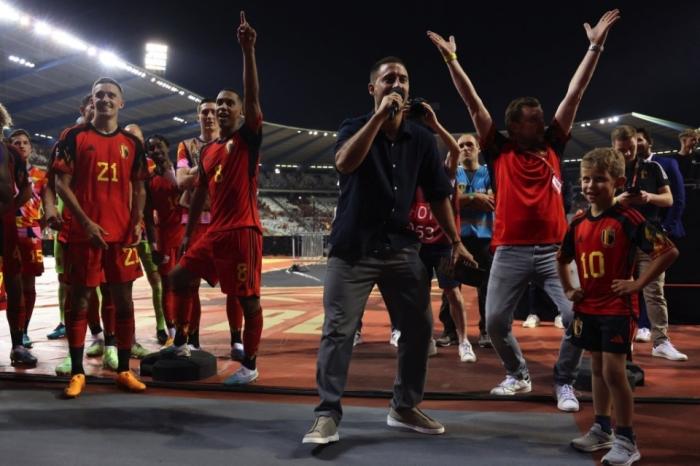 32岁阿扎尔动情告别！坐敞篷车绕场1周获7万人欢呼，队友列队致敬