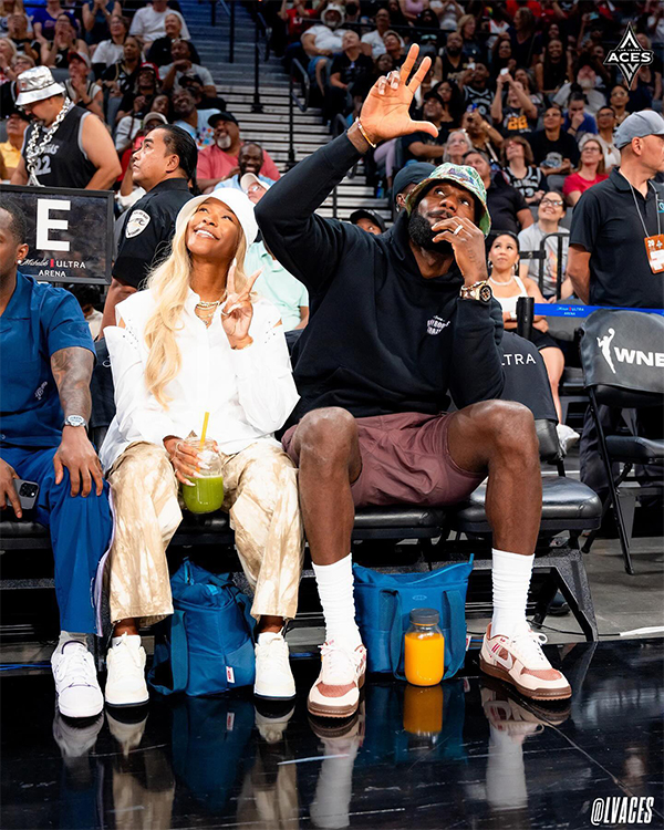 詹姆斯自律备战奥运 携妻观战WNBA