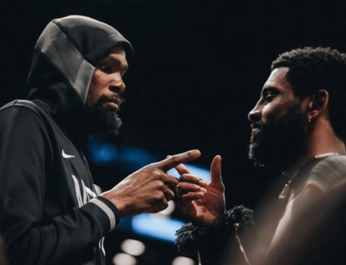 杜兰特倒地后突然掉鞋：笑着下场庆祝8连胜 赛后主动认错并盛赞队友