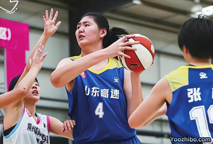 太高了！15岁女姚明身高2米23，决赛狂轰68分，连吃败仗暴露弱点